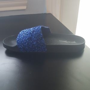 Simple comfy slides with blue beads